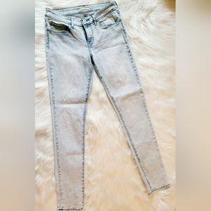 Size 28, Levi 711 skinny, lightwash